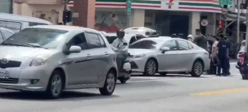 警方在太平区逮捕多名逃逸移工。(取自社会事件新闻影音) 警方在太平区逮捕多名逃逸移工。(取自社会事件新闻影音)