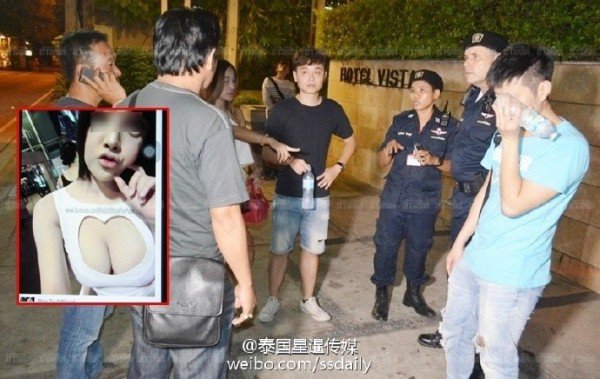 中国男子向到场的警方说明经过。小图为打伤人逃逸的泰国女网友。(图撷取自微博) 中国男子向到场的警方说明经过。小图为打伤人逃逸的泰国女网友。(图撷取自微博)