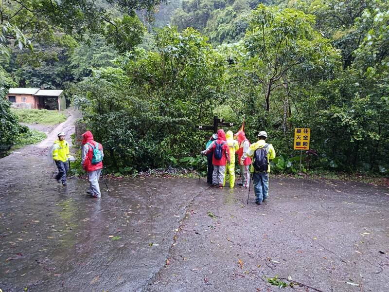 新北三峡杨翁失联,搜救队集结入山搜寻。(宜兰县消防局提供) 新北三峡杨翁失联,搜救队集结入山搜寻。(宜兰县消防局提供)