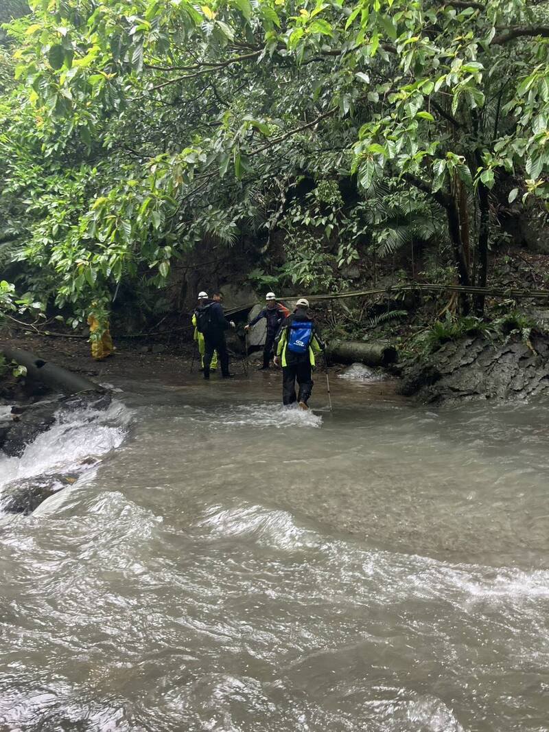 搜救队涉水寻找失联杨翁。(宜兰县消防局提供) 搜救队涉水寻找失联杨翁。(宜兰县消防局提供)