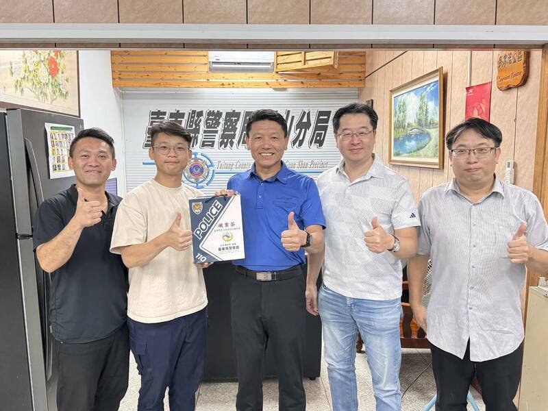 台东县关山分局破连续住宅窃案,县警局及东检赠破案茶。右起分局长龚士哲、主任检察官柯博龄、局长蔡燕明、专案小组侦查佐庄永长、侦查队长郑志舷。(记者黄明堂翻摄) 台东县关山分局破连续住宅窃案,县警局及东检赠破案茶。右起分局长龚士哲、主任检察官柯博龄、局长蔡燕明、专案小组侦查佐庄永长、侦查队长郑志舷。(记者黄明堂翻摄)