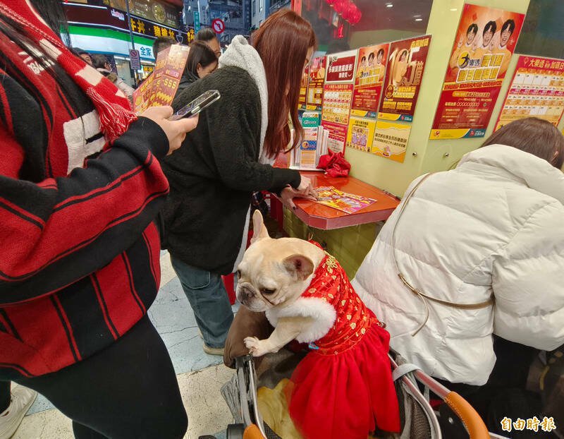 许姓男子玩刮刮乐自认中奖10万元,但向店家兑奖时只拿到1千元,他认为店家A钱竟喷漆撒冥纸泄愤。示意图,无关当事店家。(资料照) 许姓男子玩刮刮乐自认中奖10万元,但向店家兑奖时只拿到1千元,他认为店家A钱竟喷漆撒冥纸泄愤。示意图,无关当事店家。(资料照)