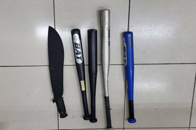 警方查扣刀械及球棒。(读者提供) 警方查扣刀械及球棒。(读者提供)