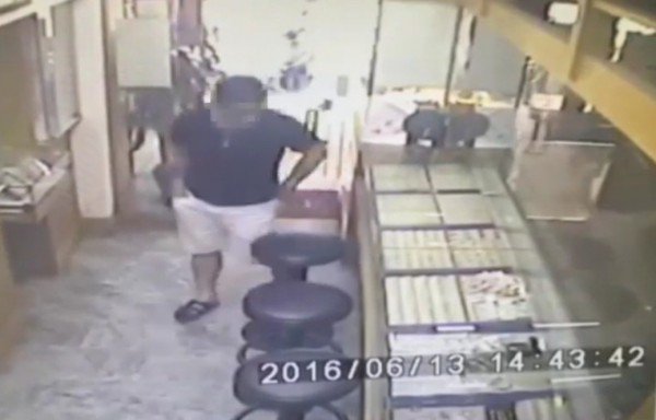 朱男进门看黄金,实则已打定诈欺。(记者吴政峰翻摄) 朱男进门看黄金,实则已打定诈欺。(记者吴政峰翻摄)