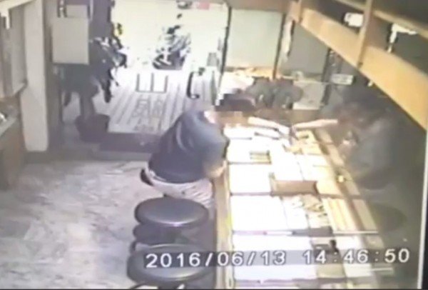 朱男交钱时,老板未发现有异。(记者吴政峰翻摄) 朱男交钱时,老板未发现有异。(记者吴政峰翻摄)
