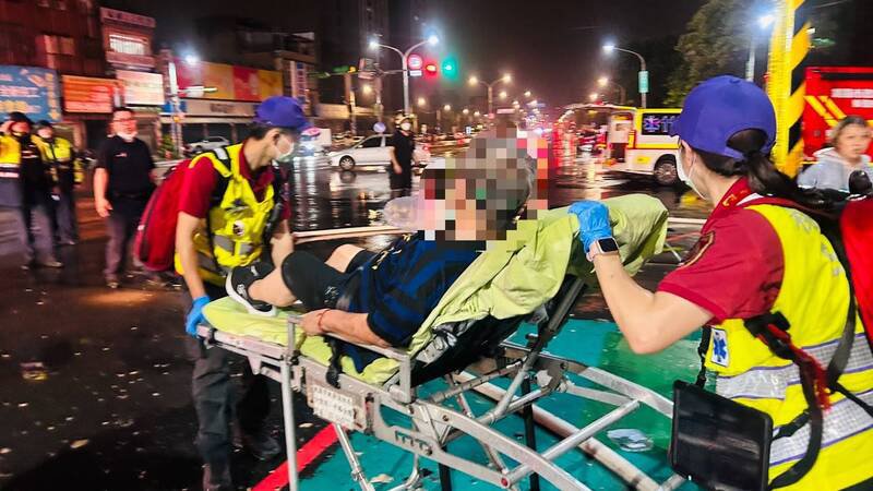 消防人员将四楼民众救出后,预防性送医。(消防局提供) 消防人员将四楼民众救出后,预防性送医。(消防局提供)