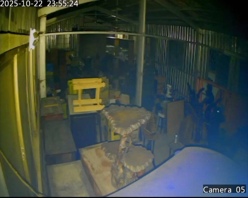 苗栗市传出歹徒剪断铁皮仓库破门而入大搬家,偷走桧木圆桌、洋酒,价值100多万元。图为窃嫌潜入偷窃时状况。(民众提供) 苗栗市传出歹徒剪断铁皮仓库破门而入大搬家,偷走桧木圆桌、洋酒,价值100多万元。图为窃嫌潜入偷窃时状况。(民众提供)