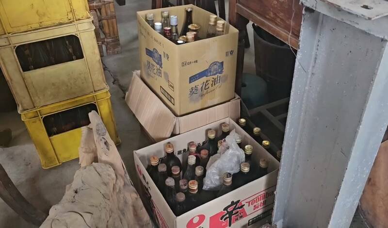 苗栗市传出歹徒剪断铁皮仓库破门而入大搬家,偷走桧木圆桌、洋酒,价值100多万元。图为被偷窃的仓库。(民众提供) 苗栗市传出歹徒剪断铁皮仓库破门而入大搬家,偷走桧木圆桌、洋酒,价值100多万元。图为被偷窃的仓库。(民众提供)