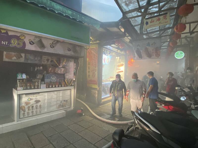 新北市瑞芳区九份老街一间甜品店2楼民宅,下午近5时许发生火警。(记者林嘉东翻摄) 新北市瑞芳区九份老街一间甜品店2楼民宅,下午近5时许发生火警。(记者林嘉东翻摄)