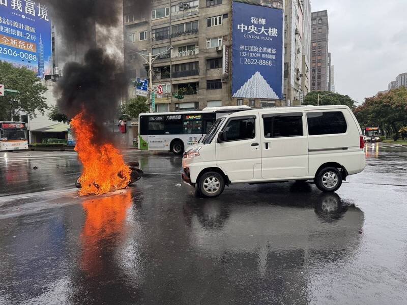 强大撞击力道造成机车瞬间起火燃烧。(记者郑景议翻摄) 强大撞击力道造成机车瞬间起火燃烧。(记者郑景议翻摄)