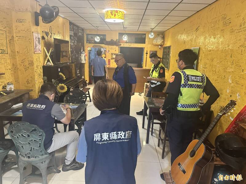 县府派稽查组前往现场,确认该民宿违法。(记者蔡宗宪摄) 县府派稽查组前往现场,确认该民宿违法。(记者蔡宗宪摄)