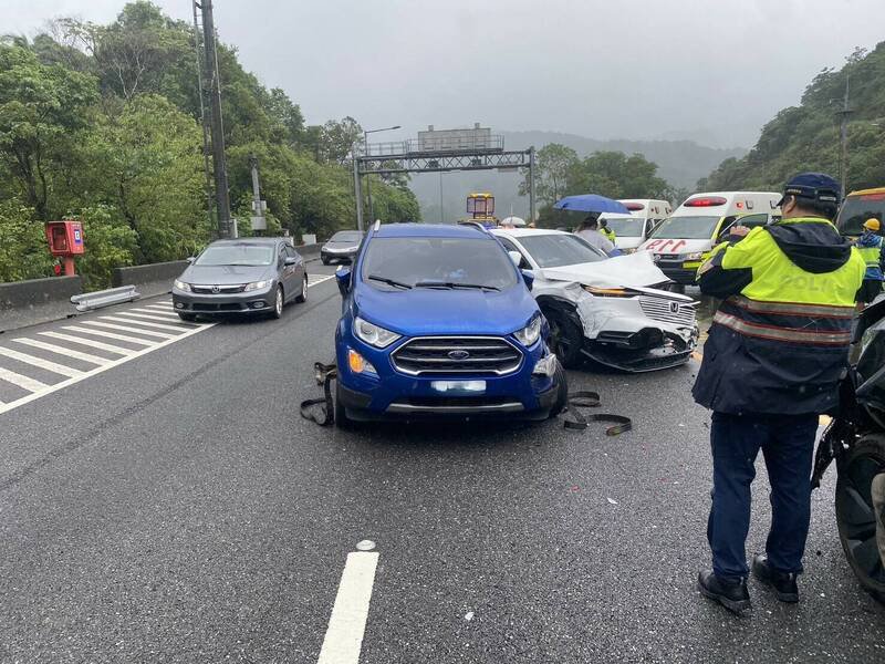 国道5号北向8公里发生3车连撞事故。(记者徐圣伦翻摄) 国道5号北向8公里发生3车连撞事故。(记者徐圣伦翻摄)