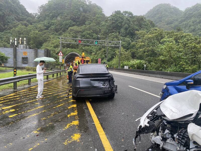 国道5号北向8公里发生3车连撞事故。(记者徐圣伦翻摄) 国道5号北向8公里发生3车连撞事故。(记者徐圣伦翻摄)