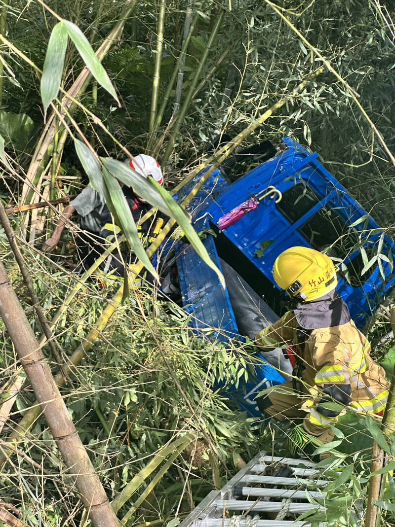 小货车冲下驳崁,翻覆在竹林内。(南投县消防局提供) 小货车冲下驳崁,翻覆在竹林内。(南投县消防局提供)