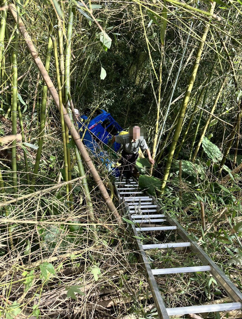 79岁老农脱困后自行走子上到路面。(南投县消防局提供) 79岁老农脱困后自行走子上到路面。(南投县消防局提供)