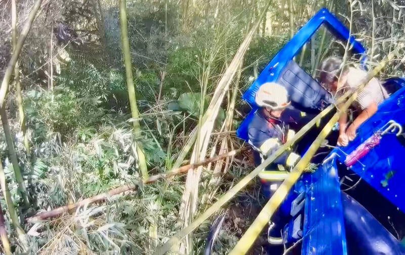 73岁妇人忍痛移动身体,钻到车门边后由消防救援人员将她拉出车外。(南投县消防局提供) 73岁妇人忍痛移动身体,钻到车门边后由消防救援人员将她拉出车外。(南投县消防局提供)