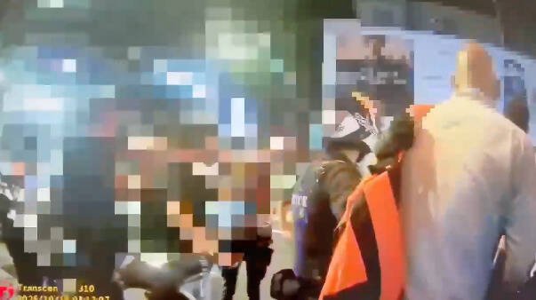 南非籍S姓教师与李姓男子发生「摩肩」碰撞,不满被质问,当街出拳。(记者郑景议翻摄) 南非籍S姓教师与李姓男子发生「摩肩」碰撞,不满被质问,当街出拳。(记者郑景议翻摄)