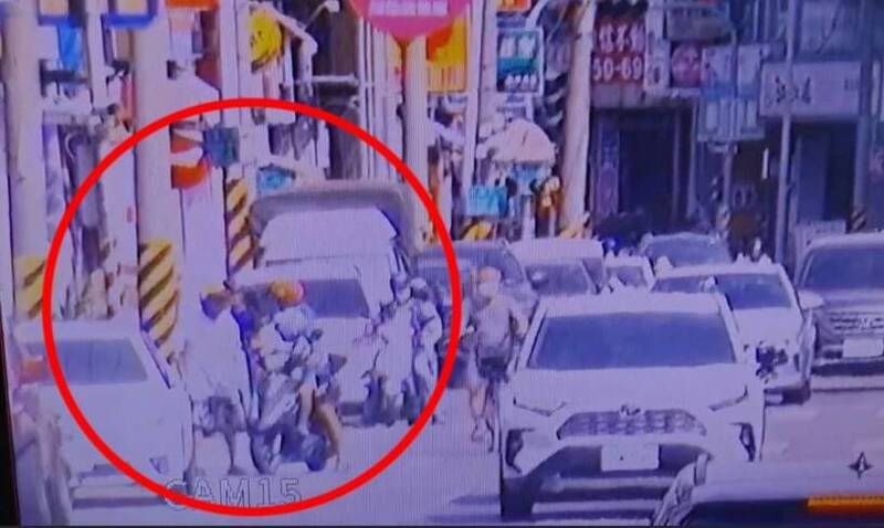 高雄惊传行车纠纷疑亮刀。(读者提供) 高雄惊传行车纠纷疑亮刀。(读者提供)