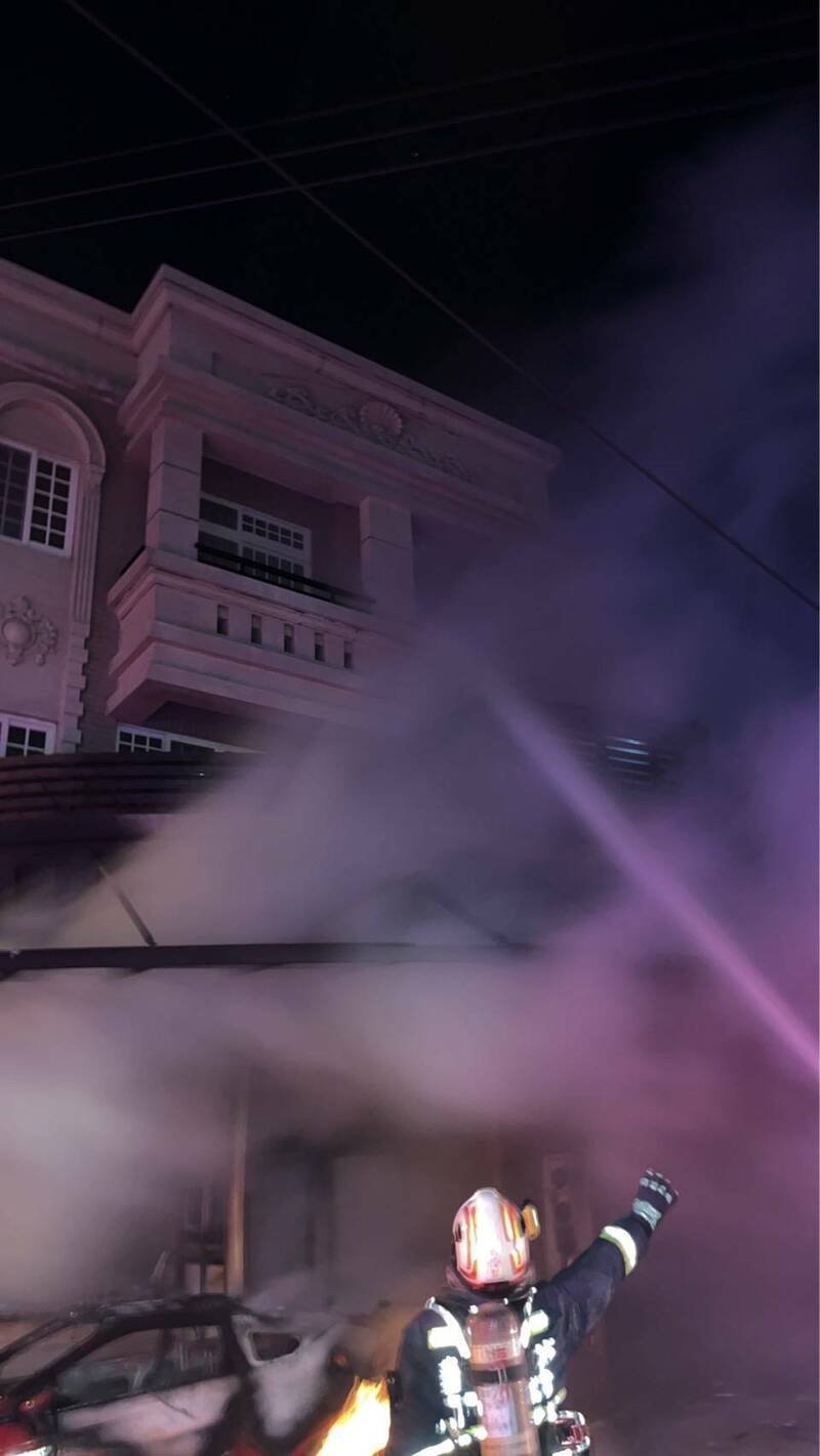 台中市沙鹿区1栋民宅发生火灾,消防人员前往抢救。(图由民众提供) 台中市沙鹿区1栋民宅发生火灾,消防人员前往抢救。(图由民众提供)