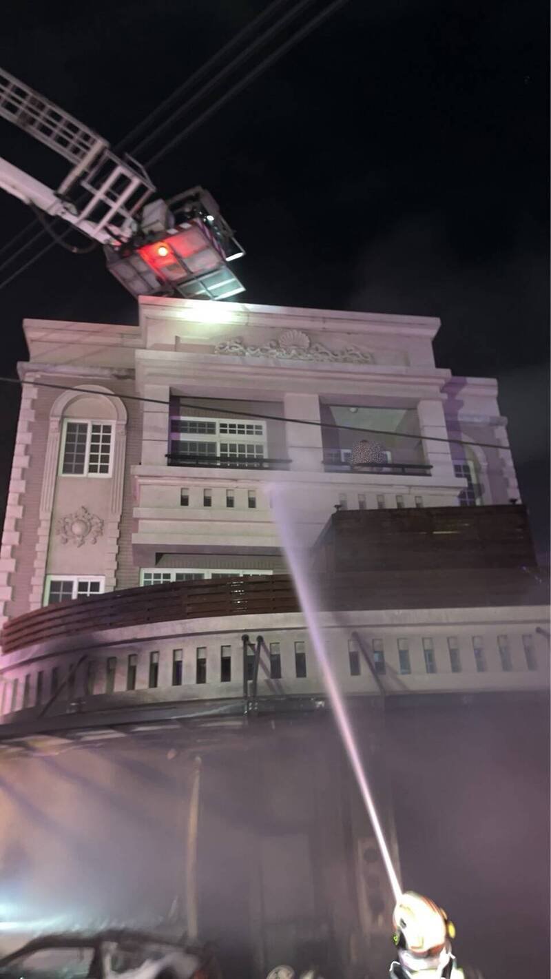 台中市沙鹿区1栋民宅发生火灾,消防局出动云梯车救出受困民众。(图由民众提供) 台中市沙鹿区1栋民宅发生火灾,消防局出动云梯车救出受困民众。(图由民众提供)