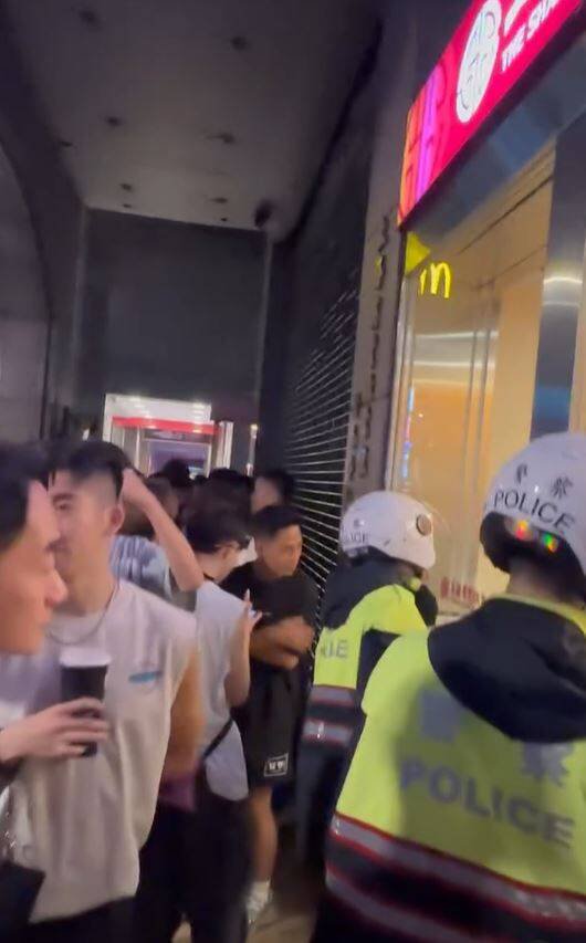 有人霸占台北市信义路四段上海商银松南分行的自动柜员机服务区,反锁玻璃门铺上被褥盖著棉被呼呼大睡,门外聚集不少人围观。(图撷取自网路影片) 有人霸占台北市信义路四段上海商银松南分行的自动柜员机服务区,反锁玻璃门铺上被褥盖著棉被呼呼大睡,门外聚集不少人围观。(图撷取自网路影片)