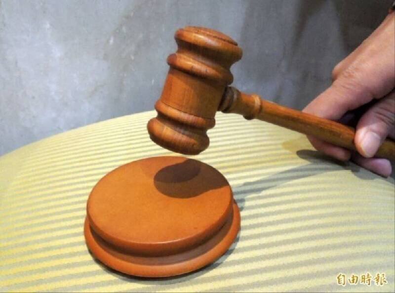 法官认为,邱男停车处紧邻黄色网状线,路口应净空,不能停车,驳回邱男之诉。(资料照) 法官认为,邱男停车处紧邻黄色网状线,路口应净空,不能停车,驳回邱男之诉。(资料照)