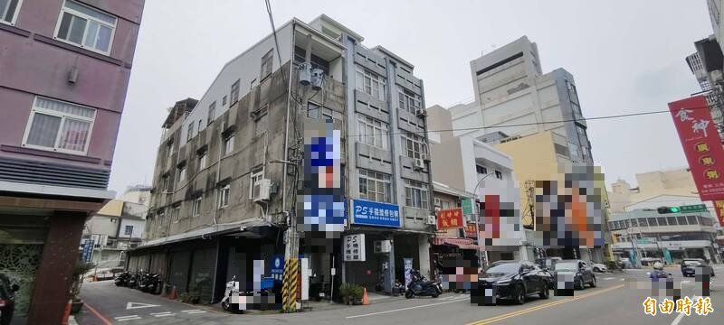 丰原五口命案引起地方议论,军用品店招牌已拆除。(记者张轩哲摄) 丰原五口命案引起地方议论,军用品店招牌已拆除。(记者张轩哲摄)