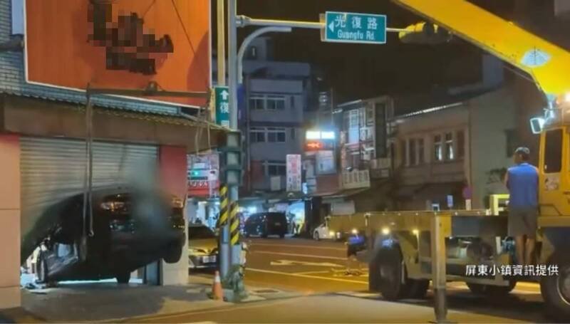 事发后,还得出动吊车把撞进服饰店的汽车吊出来。(图由脸书社团「屏东小镇资讯」提供) 事发后,还得出动吊车把撞进服饰店的汽车吊出来。(图由脸书社团「屏东小镇资讯」提供)