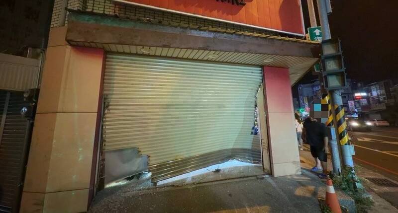 屏东市服饰店铁门被撞坏。(图由屏东警分局提供) 屏东市服饰店铁门被撞坏。(图由屏东警分局提供)