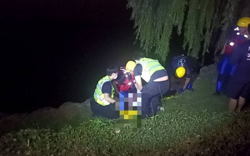 女子经搜救打捞上岸送医,仍宣告不治。(民众提供) 女子经搜救打捞上岸送医,仍宣告不治。(民众提供)