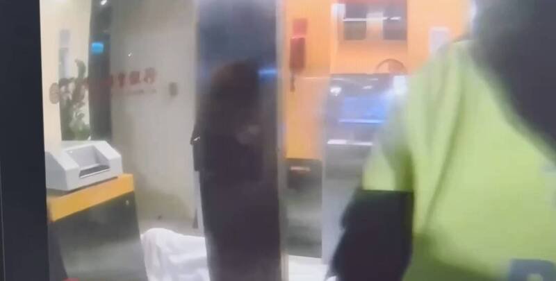 员警巡逻经过银行ATM时,看见一位民众盖著棉被睡觉,随即敲门欲将其叫醒,但该位民众并未醒来,因此前往其他地方巡签,而再次返回时,该位民众已经离去。(记者陆运锋翻摄) 员警巡逻经过银行ATM时,看见一位民众盖著棉被睡觉,随即敲门欲将其叫醒,但该位民众并未醒来,因此前往其他地方巡签,而再次返回时,该位民众已经离去。(记者陆运锋翻摄)