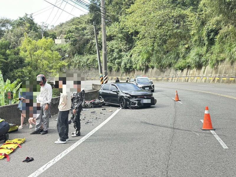 台3线汽、机车相撞,机车骑士伤势严重送医。(民众提供) 台3线汽、机车相撞,机车骑士伤势严重送医。(民众提供)