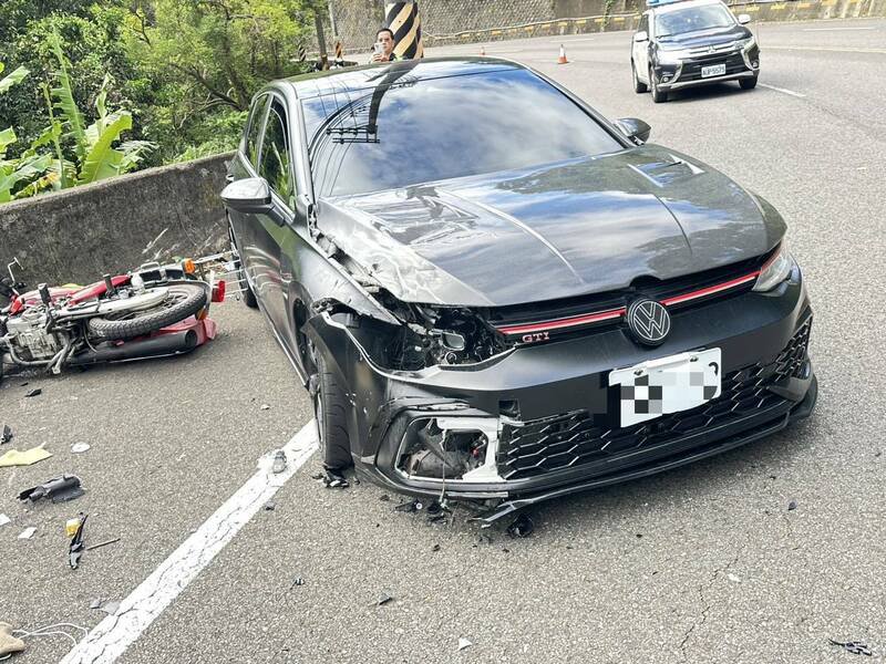台3线汽、机车相撞,机车骑士伤势严重送医。(民众提供) 台3线汽、机车相撞,机车骑士伤势严重送医。(民众提供)
