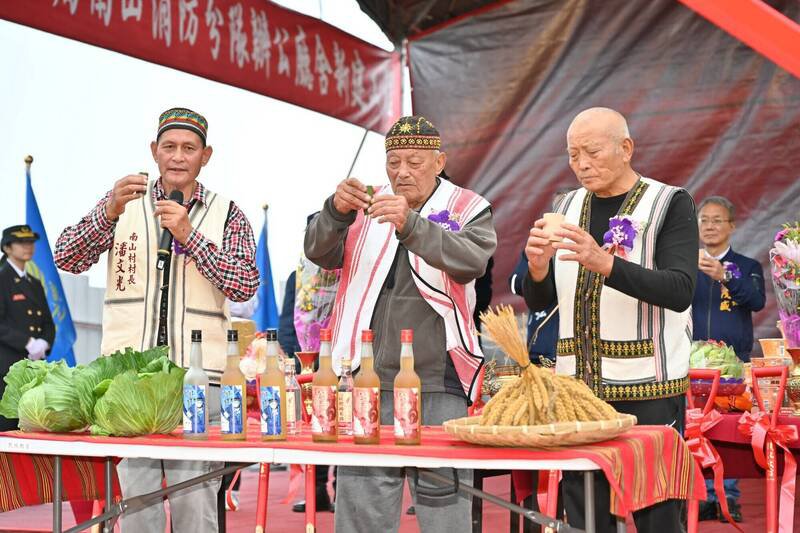 南山消防分队办公厅舍新建工程动土典礼,邀请泰雅族耆老到场祈福。(图由宜兰县府提供) 南山消防分队办公厅舍新建工程动土典礼,邀请泰雅族耆老到场祈福。(图由宜兰县府提供)