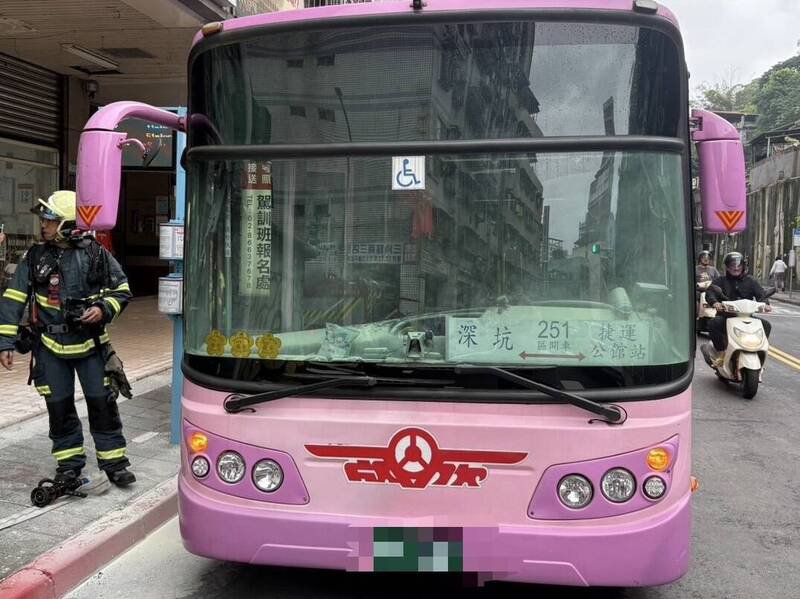 郑姓司机行经台北市文山区景兴路时,发现车内窜出阵阵浓烟,随即停靠路边疏散约10名乘客。(记者陆运锋翻摄) 郑姓司机行经台北市文山区景兴路时,发现车内窜出阵阵浓烟,随即停靠路边疏散约10名乘客。(记者陆运锋翻摄)