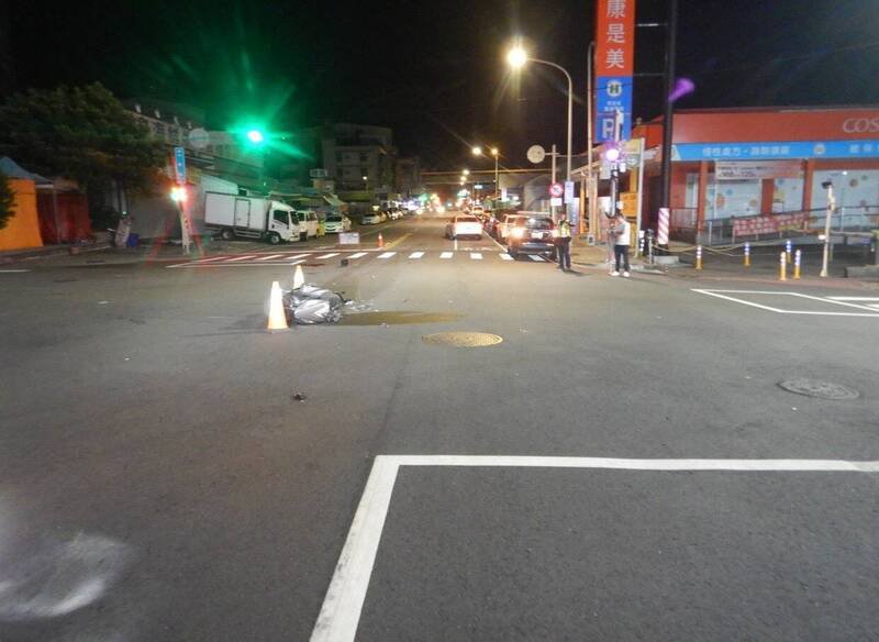 台中市36岁蔡姓驾驶今天凌晨涉嫌东区十甲路与十甲东路口闯红灯,撞飞邱姓机车骑士致命;图为发生死亡车祸路口。(民众提供) 台中市36岁蔡姓驾驶今天凌晨涉嫌东区十甲路与十甲东路口闯红灯,撞飞邱姓机车骑士致命;图为发生死亡车祸路口。(民众提供)