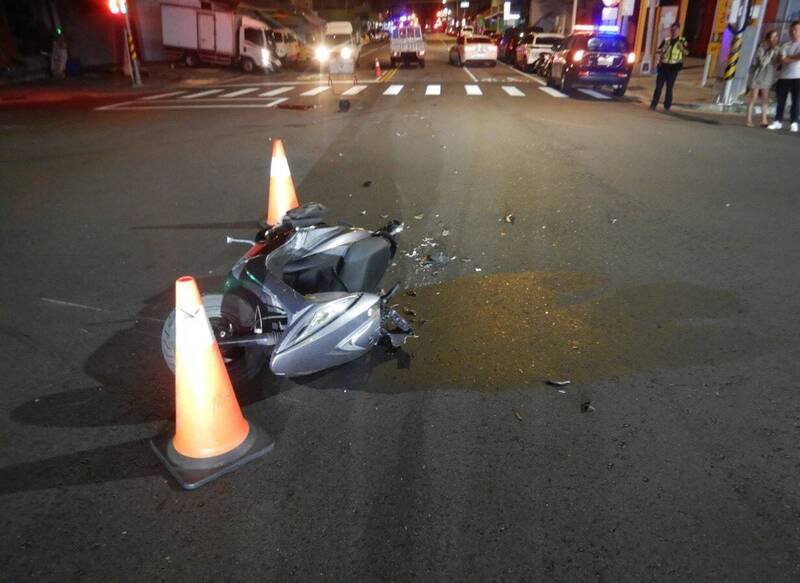 台中市邱姓机车骑士今天凌晨4点多行经东区十甲路与十甲东路口,被涉嫌闯红灯的奥迪轿车撞飞身亡;图为邱男的机车。(民众提供) 台中市邱姓机车骑士今天凌晨4点多行经东区十甲路与十甲东路口,被涉嫌闯红灯的奥迪轿车撞飞身亡;图为邱男的机车。(民众提供)