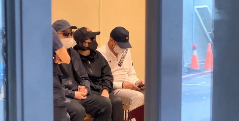 死者陈男父母(右、中)及胞弟偕同检警相验。(记者陆运锋翻摄) 死者陈男父母(右、中)及胞弟偕同检警相验。(记者陆运锋翻摄)