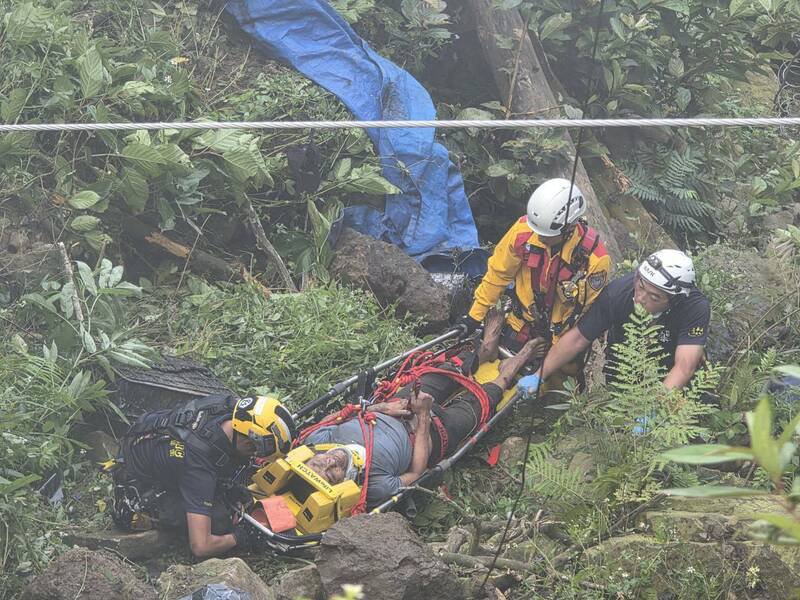 赖姓民众坠落20公尺山谷边坡受困获救。(竹崎警分局提供) 赖姓民众坠落20公尺山谷边坡受困获救。(竹崎警分局提供)