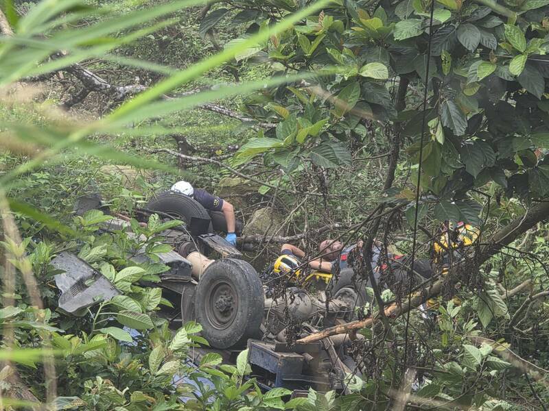 58岁赖姓民众在嘉义县竹崎大坑山区倒车,不慎坠落20公尺山谷边坡。(竹崎警分局提供) 58岁赖姓民众在嘉义县竹崎大坑山区倒车,不慎坠落20公尺山谷边坡。(竹崎警分局提供)
