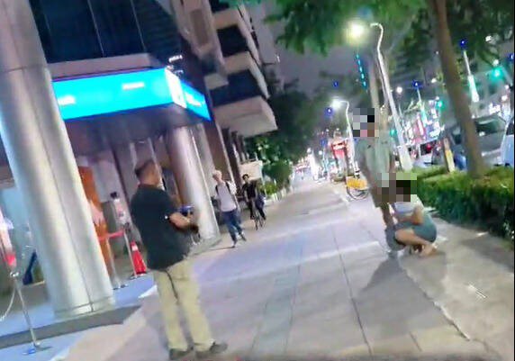 一对母子发生争执,妈妈疑似遭儿子推倒在地,路人见状上关心。(撷取自社会事新闻影音) 一对母子发生争执,妈妈疑似遭儿子推倒在地,路人见状上关心。(撷取自社会事新闻影音)