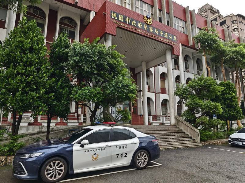 桃园市平镇区摊商聚会饮酒却酿出摊贩持双刀猛砍同行,涉案陈姓摊贩经平镇警分局送办,桃检近日依杀人未遂罪嫌起诉。(记者余瑞仁翻摄) 桃园市平镇区摊商聚会饮酒却酿出摊贩持双刀猛砍同行,涉案陈姓摊贩经平镇警分局送办,桃检近日依杀人未遂罪嫌起诉。(记者余瑞仁翻摄)