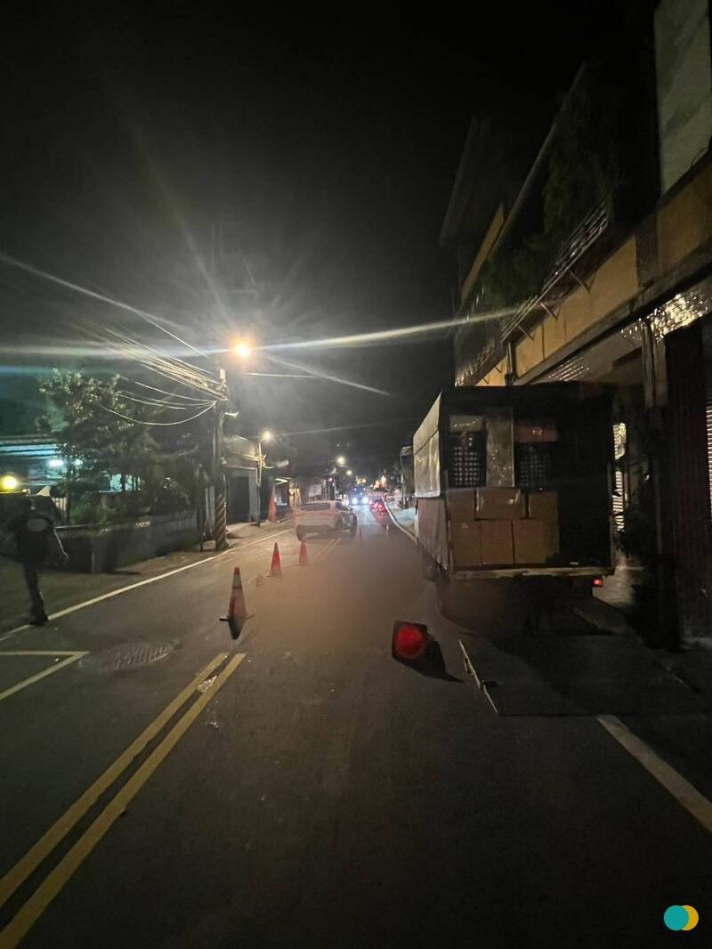新北市三峡成福路为通往观光区干道,但山路狭窄,月初发生陈姓老妇人骑机车遭对向公车辗毙意外(见图),警方近来在假日执行专案交整,避免山区窄道及天雨,再酿死亡车祸。(民众提供) 新北市三峡成福路为通往观光区干道,但山路狭窄,月初发生陈姓老妇人骑机车遭对向公车辗毙意外(见图),警方近来在假日执行专案交整,避免山区窄道及天雨,再酿死亡车祸。(民众提供)