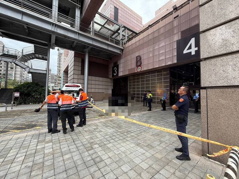 北市信义区世贸展馆发生少年坠楼案,警方围起封锁线。(记者姚岳宏翻摄) 北市信义区世贸展馆发生少年坠楼案,警方围起封锁线。(记者姚岳宏翻摄)
