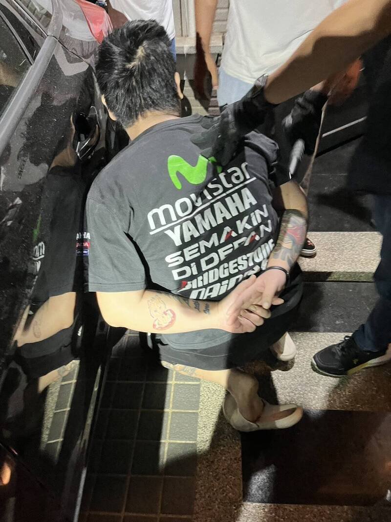 警方昨晚循线逮捕涉案洪嫌。(民众提供) 警方昨晚循线逮捕涉案洪嫌。(民众提供)