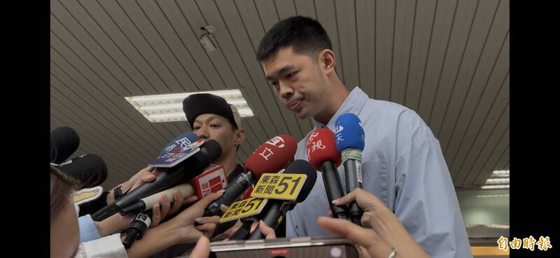 艺人陈大天(右)、威廉(左),步出法院时,对外界鞠躬、道歉。(记者吴仁捷摄) 艺人陈大天(右)、威廉(左),步出法院时,对外界鞠躬、道歉。(记者吴仁捷摄)