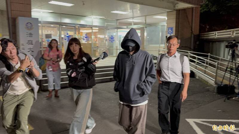 新北地院今天针对艺人闪兵案,首开准备庭,第二批被告离开法院时,媒体追问是否知情血压机等案情,被告不发一语。(记者吴仁捷摄) 新北地院今天针对艺人闪兵案,首开准备庭,第二批被告离开法院时,媒体追问是否知情血压机等案情,被告不发一语。(记者吴仁捷摄)