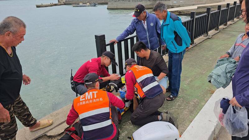 西屿池东码头传出钓鱼老翁落海,救起时已无生命迹象。(澎湖县政府消防局提供) 西屿池东码头传出钓鱼老翁落海,救起时已无生命迹象。(澎湖县政府消防局提供)
