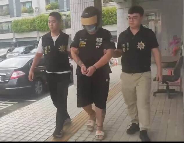 警方今天将洪男依杀人等罪嫌送办。(民众提供) 警方今天将洪男依杀人等罪嫌送办。(民众提供)