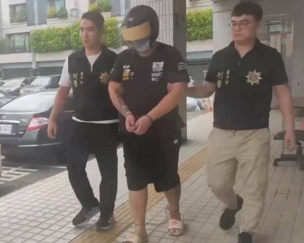 台中警方今天将洪男依杀人等罪嫌送办。（民众提供）